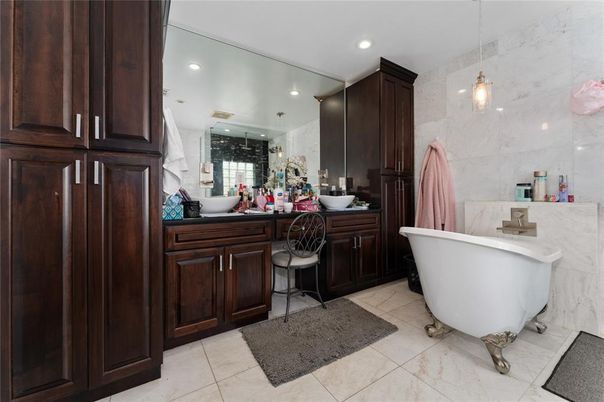 Bathroom, Free Standing Baths, Interior, Pendant Lights, Recessed Lighting