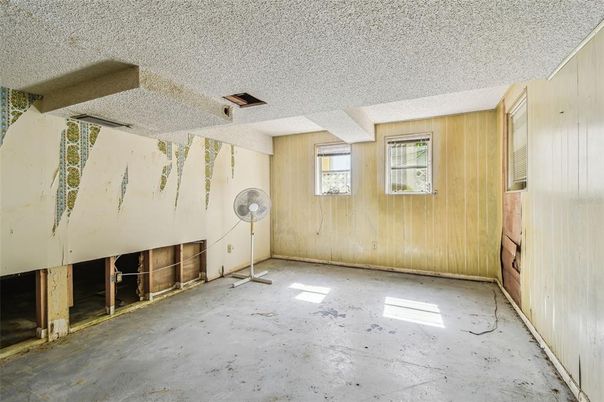 Empty room, Interior
