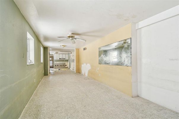 Empty room, Interior