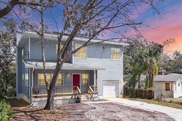 Attached, Exterior, Facade, American Foursquare