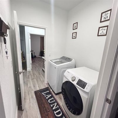 Interior, Washer, Wood Texture Flooring
