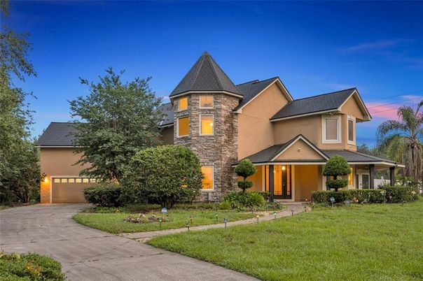 Attached, Exterior, Facade, Queen Anne Victorian