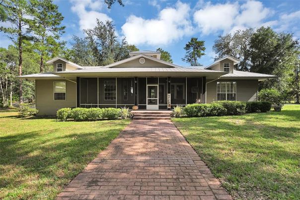 Exterior, Facade, Ranch