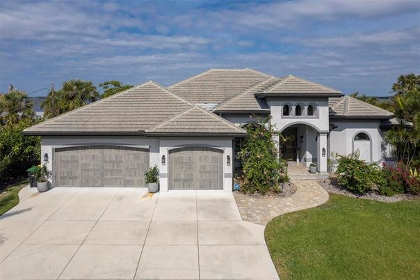 Attached, Exterior, Facade, Mediterranean