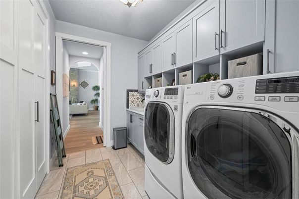 Interior, Recessed Lighting, Washer, Wood Texture Flooring