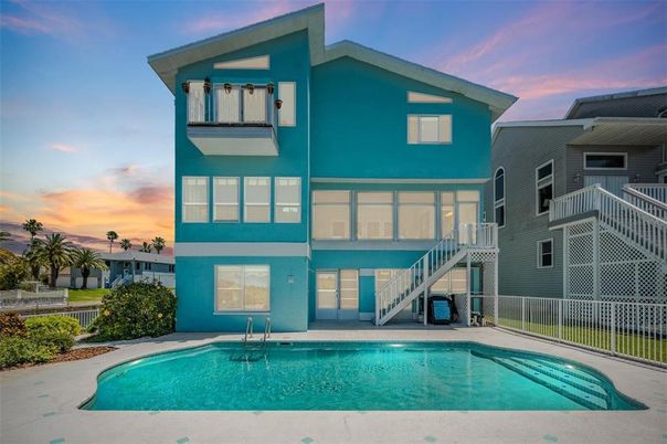 Exterior, Facade, Pool, Modern