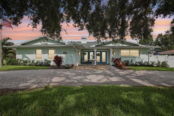 Backyard, Exterior, Facade, Ranch