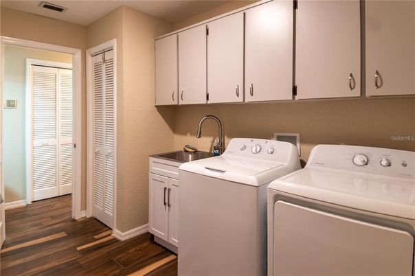 Interior, Utility Closets, Washer, Wood Texture Flooring