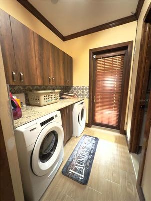 Interior, Washer, Wood Texture Flooring