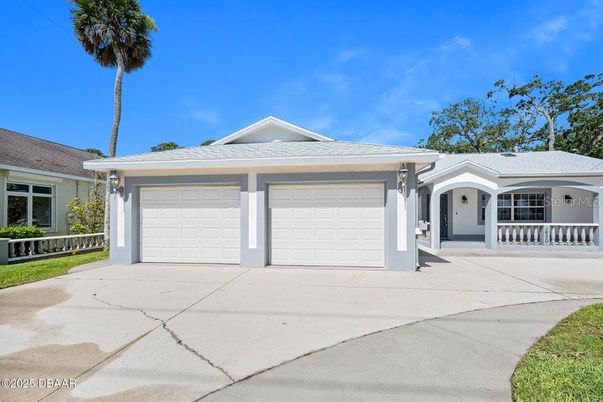 Attached, Exterior, Facade, Ranch