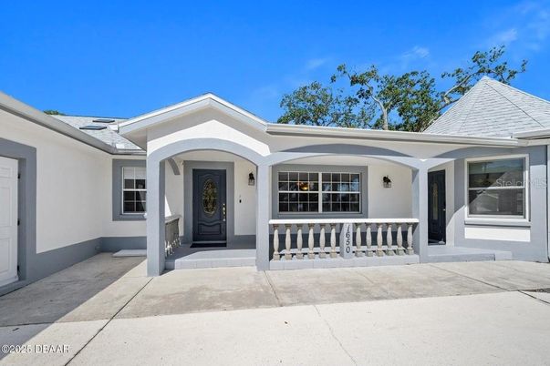 Exterior, Facade, Ranch