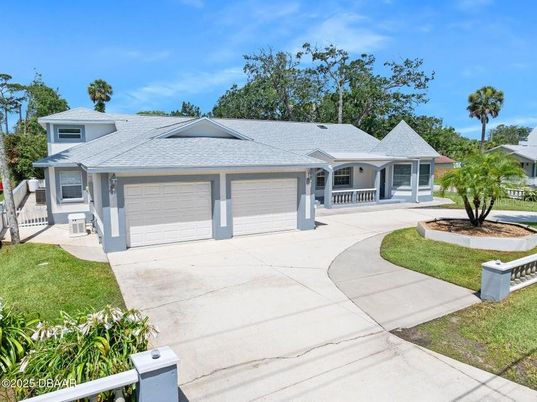 Attached, Exterior, Facade, Ranch