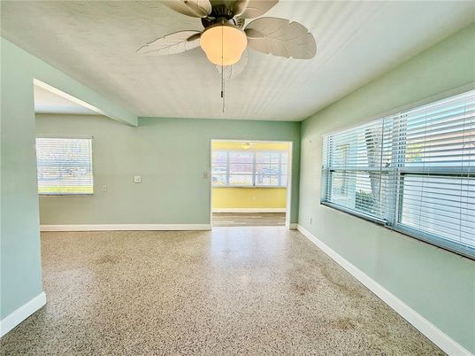 Empty room, Interior