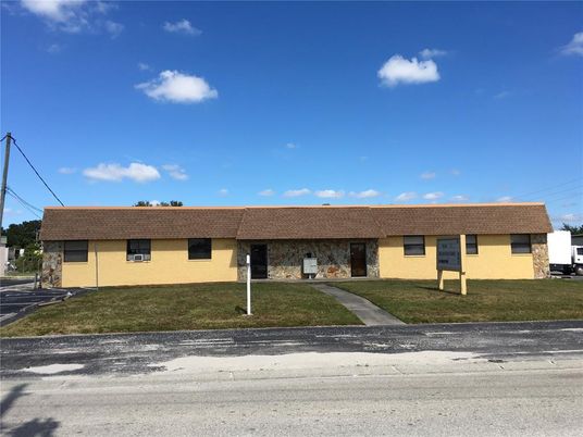 Exterior, Facade, Ranch