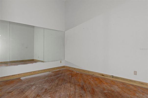 Empty room, Interior