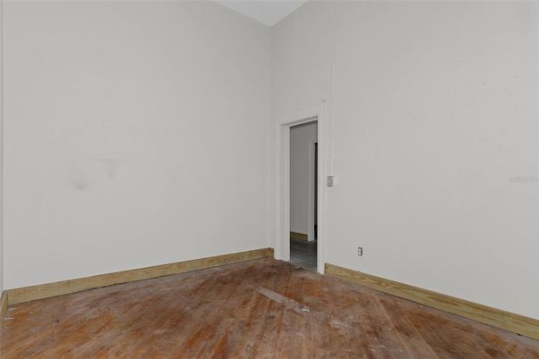 Empty room, Interior
