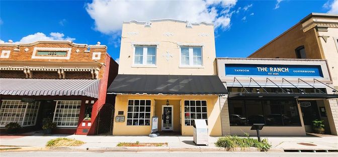 Exterior, Facade, Rowhouse