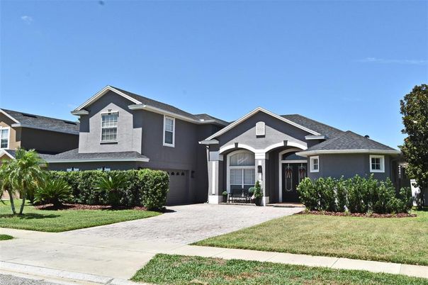 Attached, Exterior, Facade, American Craftsman