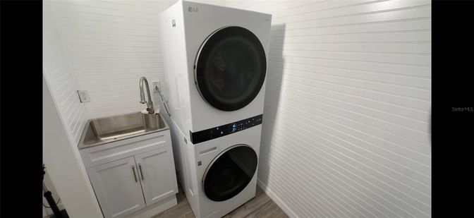 Interior, Utility Closets, Washer, Wood Texture Flooring