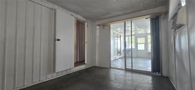 Empty room, Interior