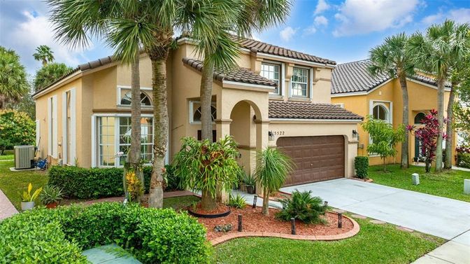 Attached, Exterior, Facade, Mediterranean