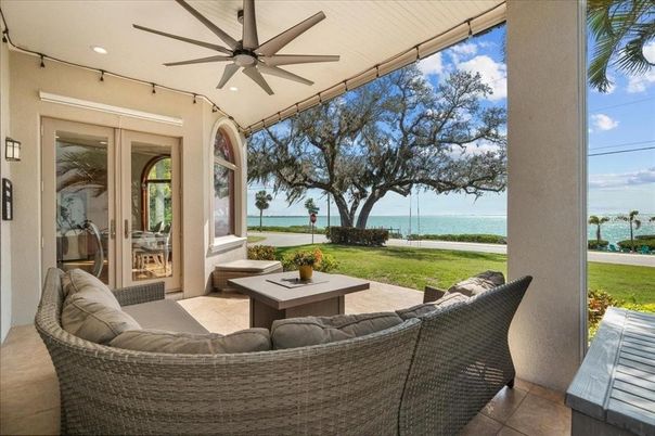 Exterior, Living room, Recessed Lighting, Water
