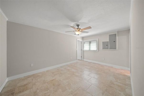 Empty room, Interior