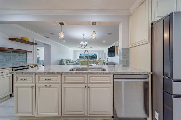 Chandelier, Dining room, Interior, Kitchen, Pendant Lights, Recessed Lighting, Stainless Steel Appliances