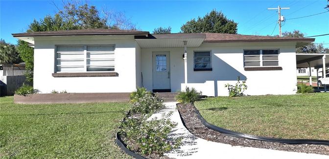 Exterior, Facade, Ranch