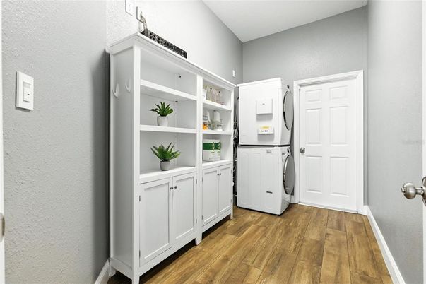 Interior, Washer, Wood Texture Flooring