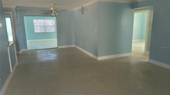 Empty room, Interior