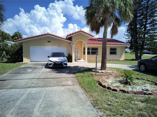 Attached, Exterior, Facade, Mediterranean