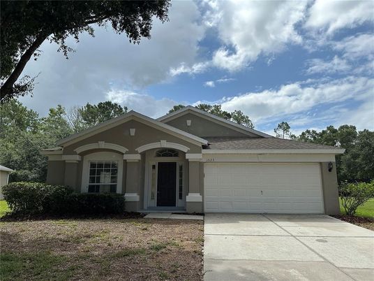 Attached, Exterior, Facade, American Craftsman
