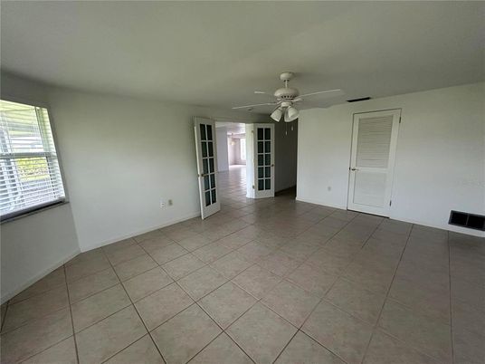 Empty room, Interior