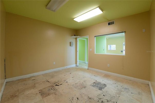 Empty room, Interior