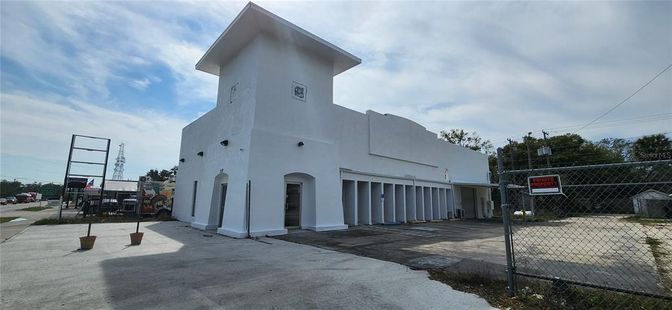 Attached, Exterior, Facade, Modern