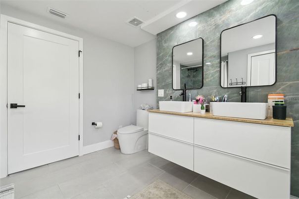 Bathroom, Dual Sink Vanities, Interior, Recessed Lighting
