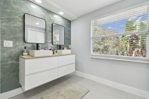 Bathroom, Dual Sink Vanities, Interior, Recessed Lighting
