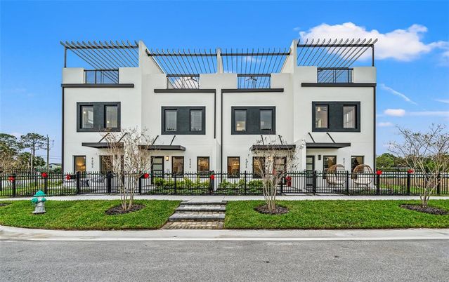 Exterior, Facade, Rowhouse