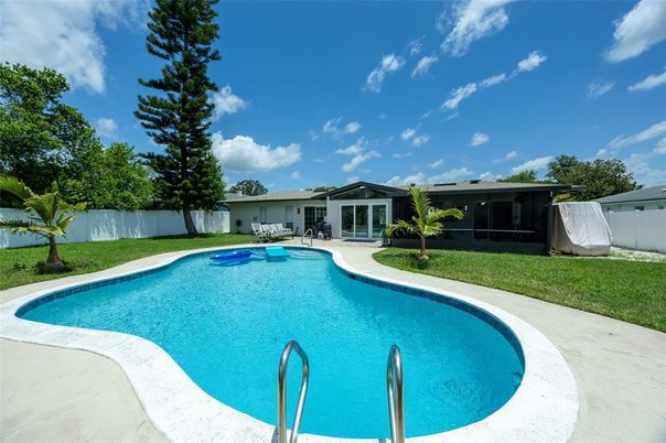 Exterior, Pool