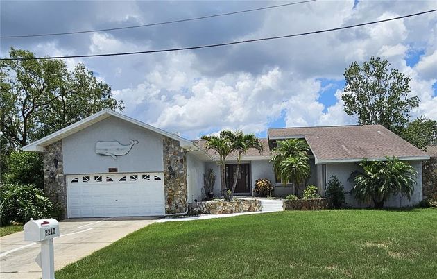 Attached, Exterior, Facade, Ranch