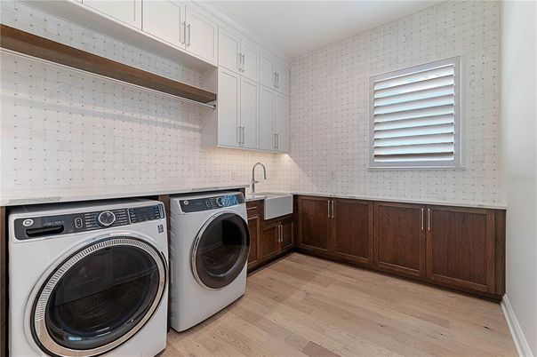 Interior, Washer, Wood Texture Flooring