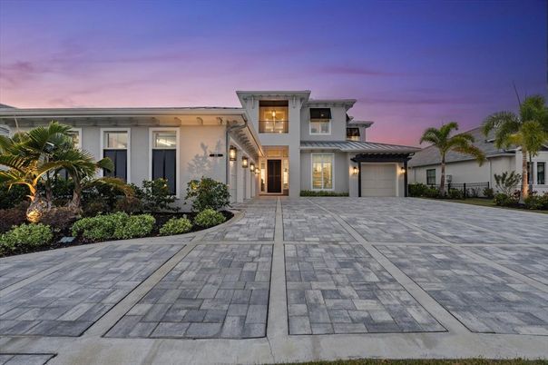 Attached, Exterior, Facade, Mediterranean