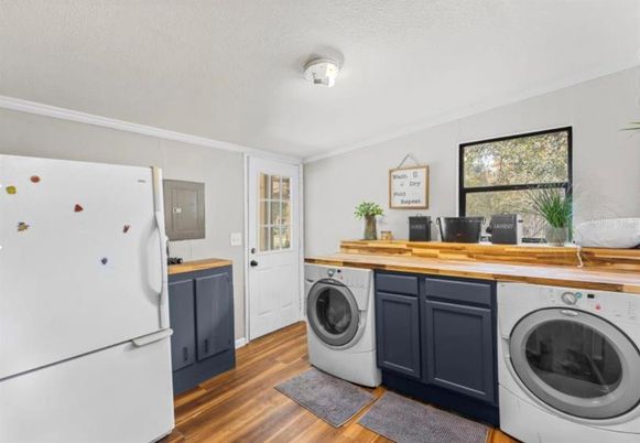 Interior, Washer, Wood Texture Flooring