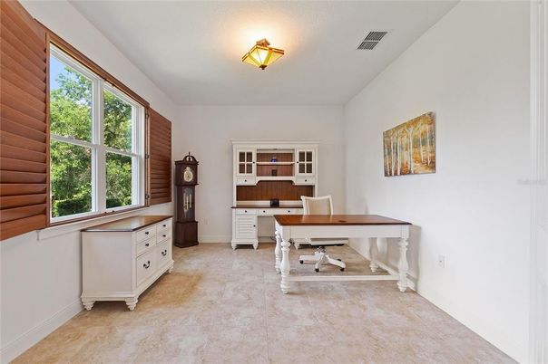 Home Office, Interior