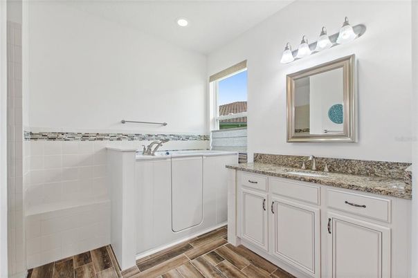 Interior, Recessed Lighting, Washer, Wood Texture Flooring