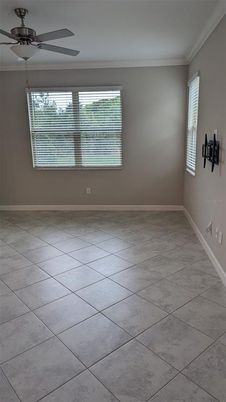 Empty room, Interior