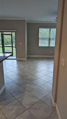 Empty room, Interior