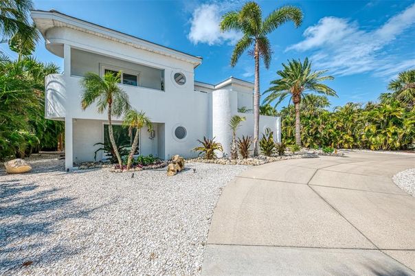 Backyard, Exterior, Facade, Modern