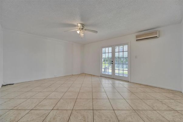 Empty room, Interior